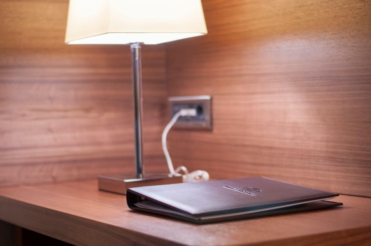 אודיירן Margi Hotel מראה חיצוני תמונה A lamp plugged into a wall socket