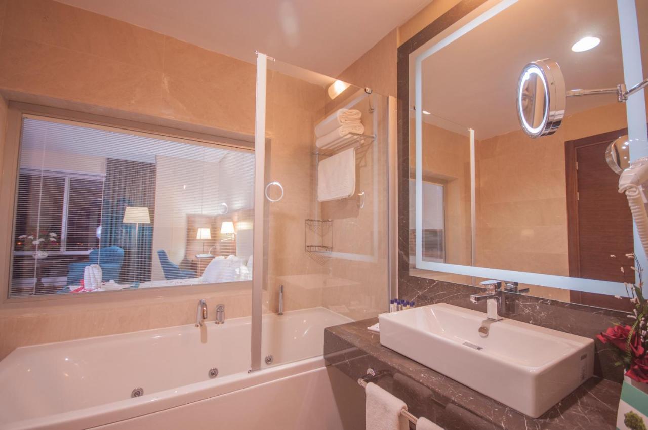 אודיירן Margi Hotel חדר תמונה A bathroom in a hotel